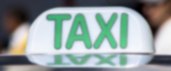 imagem apresentando o luminoso que normalmente está exposto na área externa de um taxi com a palavra "taxi" escrito no mesmo.